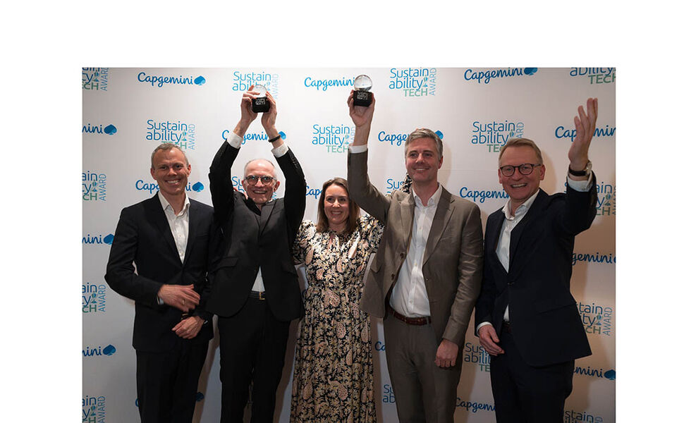 Capgeminis bærekraftpris for 2025 gikk til batteriteknologiselskapet Vianode. Fra venstre Eivind Gjesteland, Capgemini; Burkhard Straube, Vianode; Ane-Marte Weng, Capgemini; Andreas Forfang, Vianode og Karl Thomas Reinertsen,Capgemini. Foto: Capgemini Capgeminis bærekraftpris for 2025 gikk til batteriteknologiselskapet Vianode. Fra venstre Eivind Gjesteland, Capgemini; Burkhard Straube, Vianode; Ane-Marte Weng, Capgemini; Andreas Forfang, Vianode og Karl Thomas Reinertsen,Capgemini. Foto: Capgemini