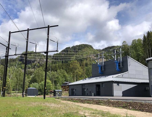 Austerdalen Transformatorstasjon i Kvinesdal er en av transformatorstasjonene til Glitre Nett som er bygget med høyspentbrytere uten den klimaskadelige drivhusgassen SF6. Foto: Vidar Jakobsen - Glitre Nett