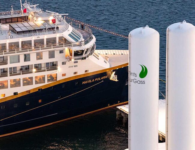 Havila Polaris fyller biogass ved Polarbase utenfor Hammerfest. Foto: Martin Giskegjerde, Oclin for Havila Kystruten