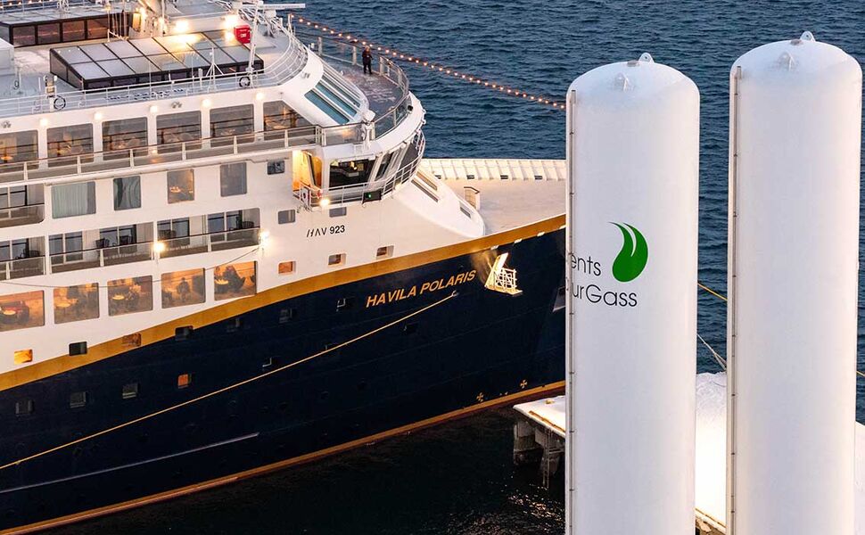 Havila Polaris fyller biogass ved Polarbase utenfor Hammerfest. Foto: Martin Giskegjerde, Oclin for Havila Kystruten