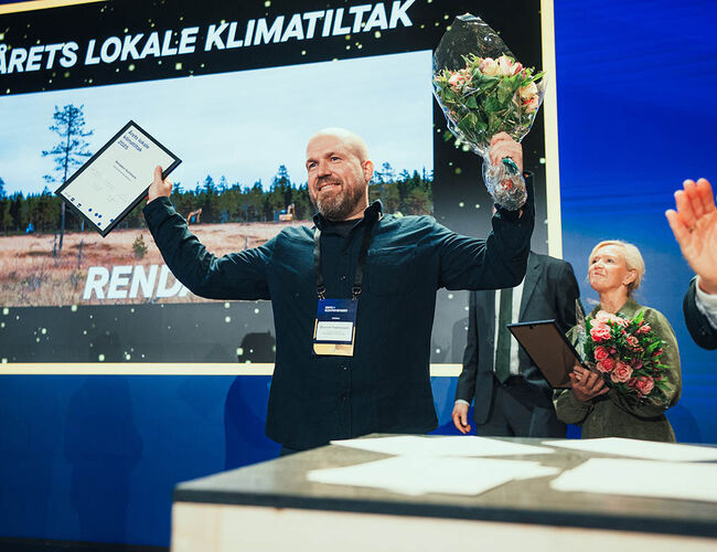 Rendalen kommune vant prisen for Årets lokale klimatiltak for små og mellomstore kommuner. På bildet: Øyvind Fredriksson. Foto: Kevin Dahlman/ZERO Rendalen kommune vant prisen for Årets lokale klimatiltak for små og mellomstore kommuner. På bildet: Øyvind Fredriksson. Foto: Kevin Dahlman/ZERO
