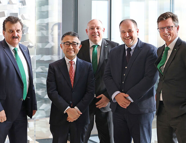 Fra venstre: Christian Wehrle (CEO BITZER), Wataru Tsuruta (CEO MEHITS), Rainer Große-Kracht (CTO BITZER), Gianmarco Gianesello (General Manager og Purchasing Director MEHITS) og Frank Hartmann (CFO BITZER) har signert avtalen om et joint venture. Foto: Mitsubishi Electric Fra venstre: Christian Wehrle (CEO BITZER), Wataru Tsuruta (CEO MEHITS), Rainer Große-Kracht (CTO BITZER), Gianmarco Gianesello (General Manager og Purchasing Director MEHITS) og Frank Hartmann (CFO BITZER) har signert avtalen om et joint venture. Foto: Mitsubishi Electric