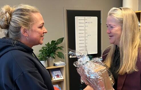 Dame får gave fra en annen dame