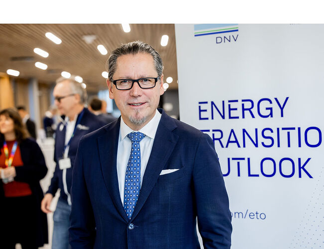Remi Eriksen, konsernsjef i DNV, legger frem selskapets nye rapport Energy Transition Outlook Norway, som analyserer den norske energiomstillingen frem mot 2060. Foto: DNV Remi Eriksen, konsernsjef i DNV, legger frem selskapets nye rapport Energy Transition Outlook Norway, som analyserer den norske energiomstillingen frem mot 2060. Foto: DNV