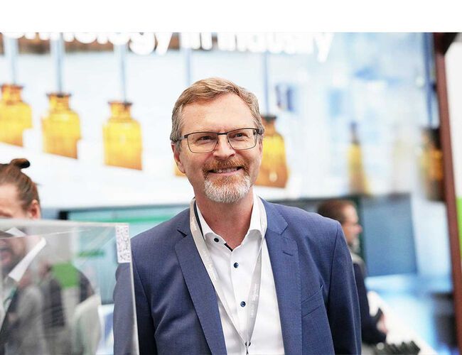 Elektrifisering er ikke lenger bare et klimatiltak. Det er et essensielt industriprosjekt og et sikkerhetsprosjekt, mener Petr Hermann, Zone President i Norden og Baltikum hos Schneider Electric. Foto: Stefania Nilsen, Schneider Electric. Elektrifisering er ikke lenger bare et klimatiltak. Det er et essensielt industriprosjekt og et sikkerhetsprosjekt, mener Petr Hermann, Zone President i Norden og Baltikum hos Schneider Electric. Foto: Stefania Nilsen, Schneider Electric.