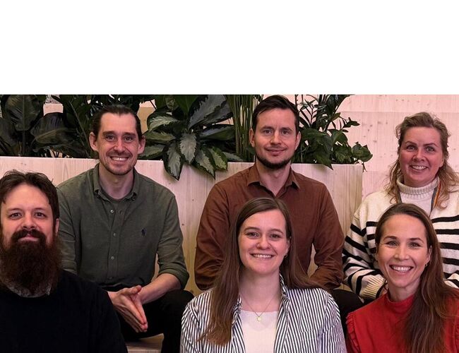 Foran fra venstre: Kasper Old Jensen (LINK Landskap), Ina Kristine Talmo (Backe Entreprenør), Siv Tallang-Vold (Betonmast). Bakre rekke fra venste: Niklas Pedersen (CCC), Adrian Lombardo (LINK Landskap), Anne Cecilie Oterkjær (OBOS). Foto: Link Arkitektur