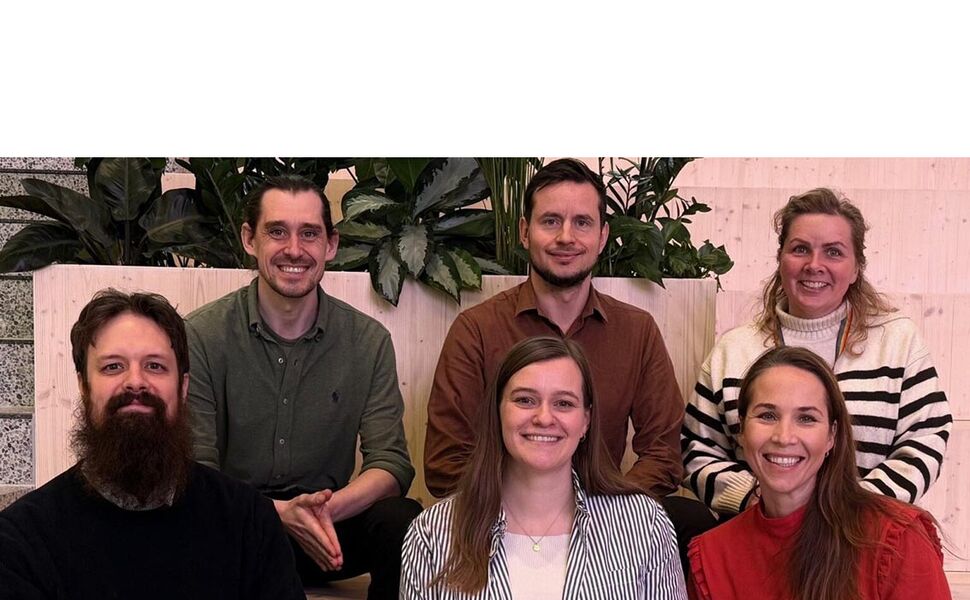 Foran fra venstre: Kasper Old Jensen (LINK Landskap), Ina Kristine Talmo (Backe Entreprenør), Siv Tallang-Vold (Betonmast). Bakre rekke fra venste: Niklas Pedersen (CCC), Adrian Lombardo (LINK Landskap), Anne Cecilie Oterkjær (OBOS). Foto: Link Arkitektur Foran fra venstre: Kasper Old Jensen (LINK Landskap), Ina Kristine Talmo (Backe Entreprenør), Siv Tallang-Vold (Betonmast). Bakre rekke fra venste: Niklas Pedersen (CCC), Adrian Lombardo (LINK Landskap), Anne Cecilie Oterkjær (OBOS). Foto: Link Arkitektur