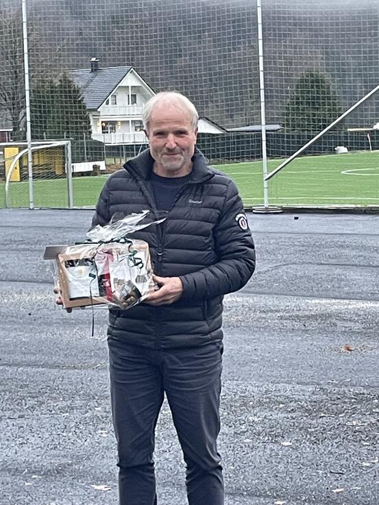 Bilde av en mann som mottar ukens frivillig pris