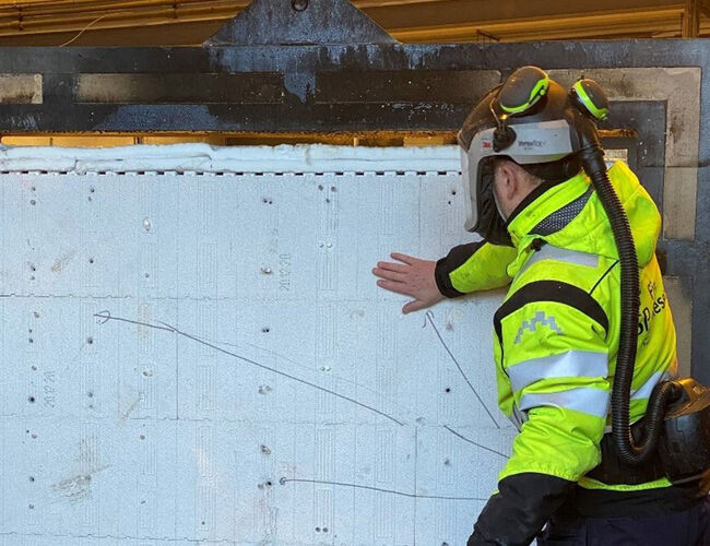 Bildet viser EPS som har vært beskyttet av to lag gips og utsatt for 15 minutters brannpåkjenning. EPS er uskadet og ikke påvirket av brannen. Foto: BEWI