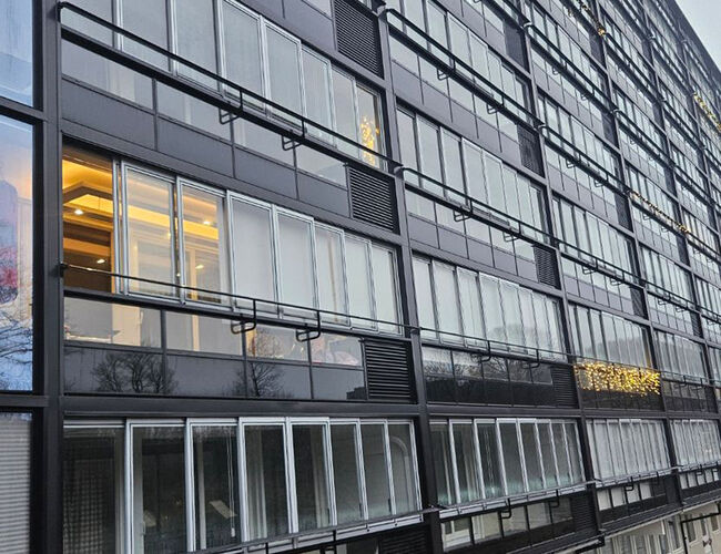 Norske balkongkunder ønsker ikke aggregater på utsiden av sine balkonger. Balkongentreprenørens nye produkt, integrerer varmepumpenes utedel i balkonginnglassingen. Dermed imøtekommes kundenes behov. Foto: Balkongentreprenøren