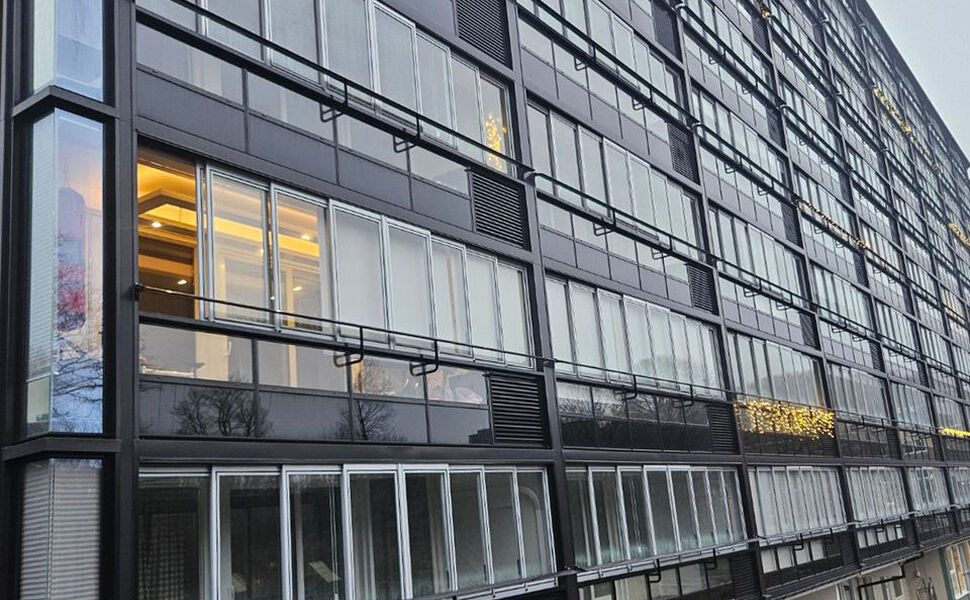 Norske balkongkunder ønsker ikke aggregater på utsiden av sine balkonger. Balkongentreprenørens nye produkt, integrerer varmepumpenes utedel i balkonginnglassingen. Dermed imøtekommes kundenes behov. Foto: Balkongentreprenøren