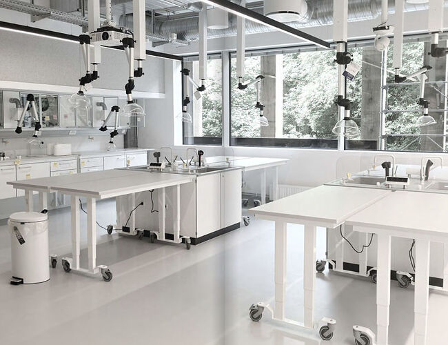 Etter oppgraderingen kan laboratoriene igjen benyttes til innovasjons- og forskningsprosjekter, som blant annet utvikling av nye, innovative løsninger for CO₂-fangst. Foto: Illustrasjonsbilde fra LabModul Etter oppgraderingen kan laboratoriene igjen benyttes til innovasjons- og forskningsprosjekter, som blant annet utvikling av nye, innovative løsninger for CO₂-fangst. Foto: Illustrasjonsbilde fra LabModul