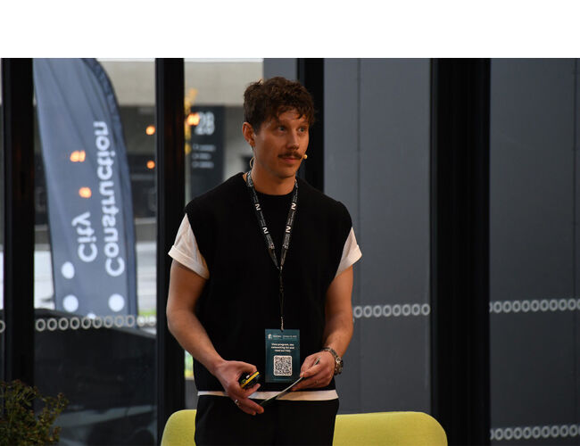 – Vi må slutte å polere tall og flytte forbrukstopper for å få penere utslippskurver på papiret. Det vi trenger er tiltak som faktisk gjør en forskjell, sier Axel Stenbom, Product Marketing Manager i EG. Bildet er fra Oslo Proptech Summit tidligere i år. Foto: EG