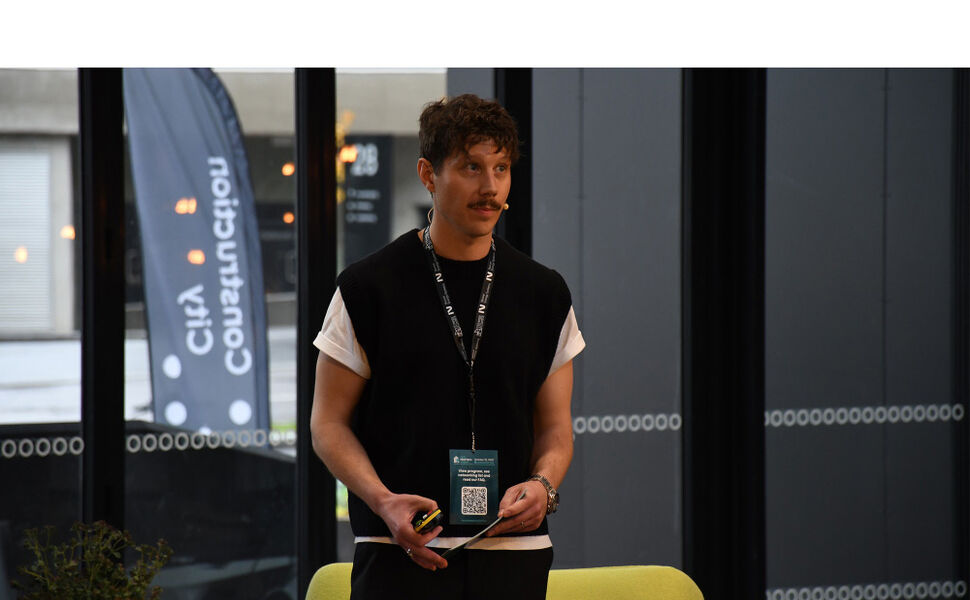 – Vi må slutte å polere tall og flytte forbrukstopper for å få penere utslippskurver på papiret. Det vi trenger er tiltak som faktisk gjør en forskjell, sier Axel Stenbom, Product Marketing Manager i EG. Bildet er fra Oslo Proptech Summit tidligere i år. Foto: EG