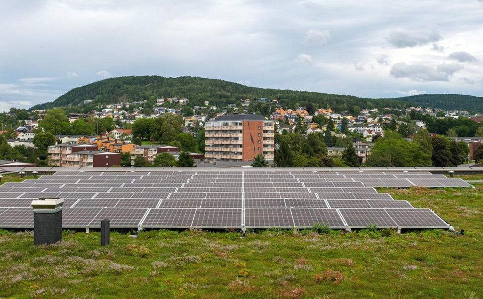 Bedrifter og eiere av næringsbygg i Oslo kan få støtte til å installere solceller eller solfangere på tak og fasader. Foto: KlimaOslo Bedrifter og eiere av næringsbygg i Oslo kan få støtte til å installere solceller eller solfangere på tak og fasader. Foto: KlimaOslo