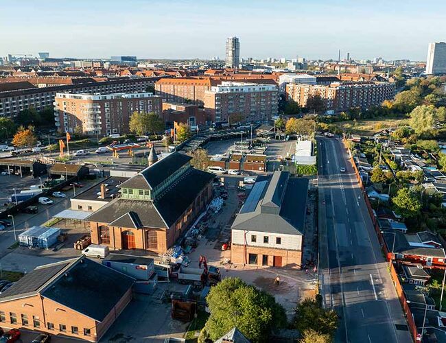 Den store varmepumpen skal installeres i den gamle pumpestasjonsbygningen på Kløvermarken pumpestasjon. HOFOR Fjernvarme har nylig oppført en ny driftsbygning rett ved siden av – arkitektonisk inspirert av den bevaringsverdige bygningen fra 1901. Foto: HOFOR