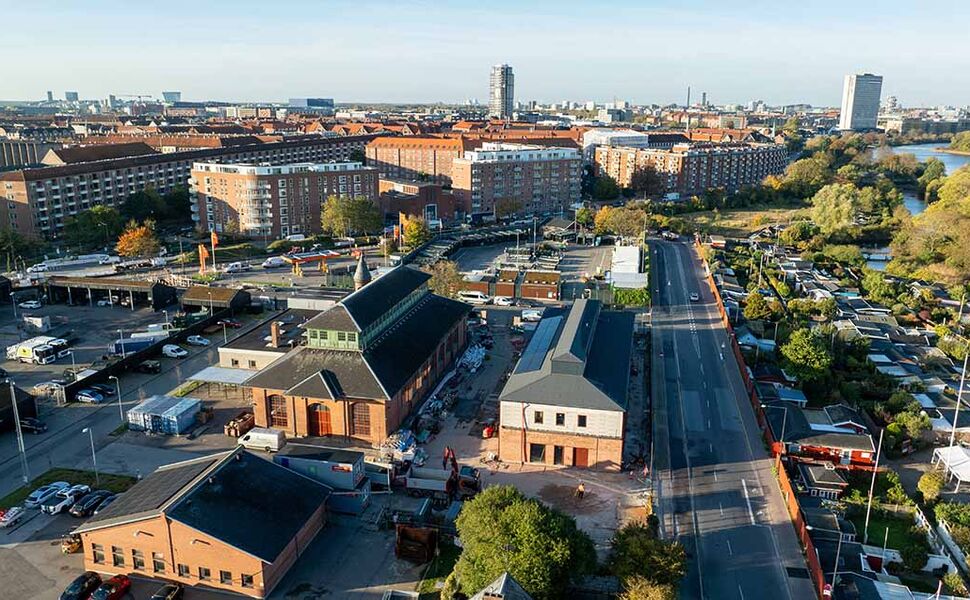 Den store varmepumpen skal installeres i den gamle pumpestasjonsbygningen på Kløvermarken pumpestasjon. HOFOR Fjernvarme har nylig oppført en ny driftsbygning rett ved siden av – arkitektonisk inspirert av den bevaringsverdige bygningen fra 1901. Foto: HOFOR