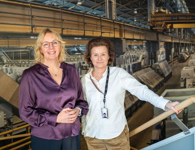 Administrerende direktør i Hafslund Kraft Kristin Lian og konserndirektør for Hydro Energi Kari Ekelund Thørud. I bakgrunnen ses et bilde av elektrolysehallene ved Hydros aluminiumsverk i Sunndal som ligger i prisområde NO3. Foto: Anders Vindegg / Hydro Administrerende direktør i Hafslund Kraft Kristin Lian og konserndirektør for Hydro Energi Kari Ekelund Thørud. I bakgrunnen ses et bilde av elektrolysehallene ved Hydros aluminiumsverk i Sunndal som ligger i prisområde NO3. Foto: Anders Vindegg / Hydro