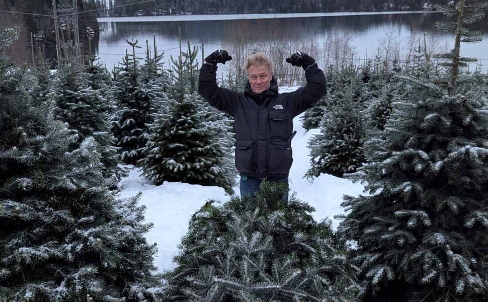 SINTEF forsker Morten Seljeskog poserer foran årets selvhogde juletre. Foto: Privat/SINTEF SINTEF forsker Morten Seljeskog poserer foran årets selvhogde juletre. Foto: Privat/SINTEF