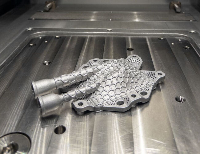 Nøkkelkomponenten i systemet er en fordamper som Heatflow og Teknologisk Institut har utviklet og produsert ved hjelp av 3D-print. Foto: Teknologisk Institut Nøkkelkomponenten i systemet er en fordamper som Heatflow og Teknologisk Institut har utviklet og produsert ved hjelp av 3D-print. Foto: Teknologisk Institut