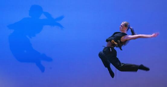 Dame som danser , hopper i luften, skyggen vises