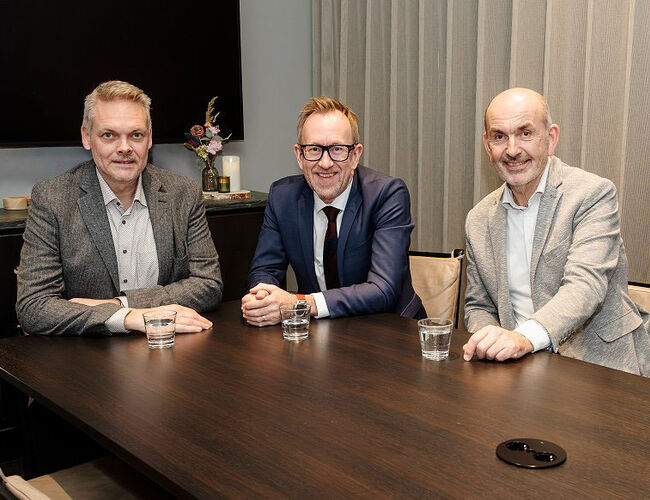 Fra venstre: Carsten Sørensen, adm.dir. i Caverion Danmark; Kim Robert Lisø, konsernsjef i GK og Lars Sjørring, regionsdirektør eksisterende bygg i GK Danmark. Foto: GK