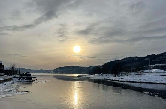 Vann og snø i solnedgang