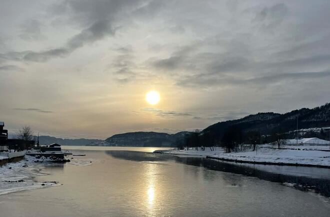 Vann og snø i solnedgang