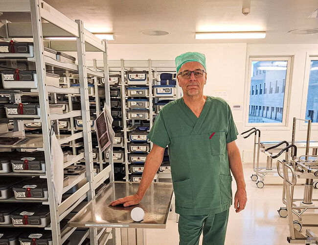 Utstyrsansvarlig ved Teknisk drift hos Sykehuset Sørlandet Arendal, Aage Tjemsland, forteller at høy luftfuktighet kan skape utfordringer i forhold til holdbarheten på det sterile utstyret som ligger på lager. – Dette er viktig å ha kontroll på, spesielt om sommeren med høy luftfuktighet, sier han. Foto: Energy Control