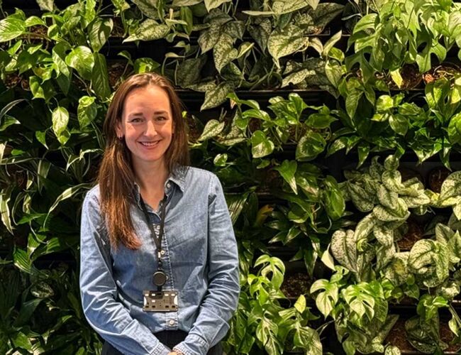 – Vaktmestere og byggdriftere er nøkkelen til energieffektive bygg, sier Kari Blumer, direktør for Operational Excellence Property i Coor. Foto: Coor – Vaktmestere og byggdriftere er nøkkelen til energieffektive bygg, sier Kari Blumer, direktør for Operational Excellence Property i Coor. Foto: Coor