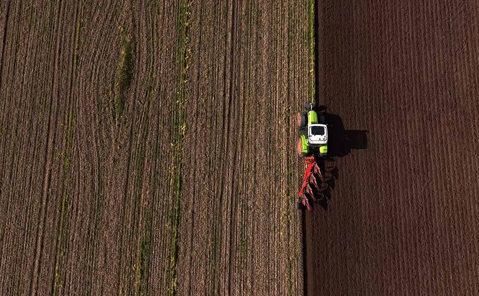 Forskerne har analysert fire ulike strategier for håndtering av halm og planterester. En av strategiene går ut på å fjerne halvparten av restene og pløye resten ned i jorden. Foto: Teknologisk Institut.