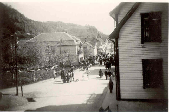 Festiviteten i bakgrunnen til venstre. (LBK) Festiviteten i bakgrunnen til venstre. (LBK)