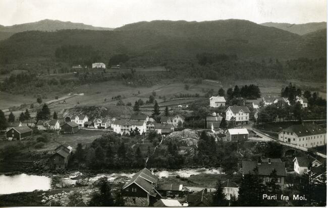 Moi med flere hoteller: Øverst Moi Turisthotell, nede fra venstre Henriksen og Høien hotell og bak til høyre Salvesens hotell.