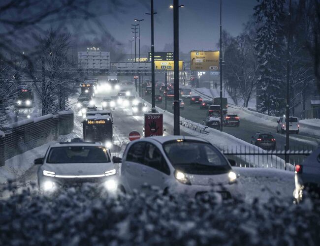 Elbiler fungerer minst like godt som fossilbiler om vinteren, men er du ny som elbilist er det greit å kjenne til at kulde påvirker batteriet og at man derfor bør ta noen forholdsregler. Foto: Jamieson Pothecary, Norsk elbilforening