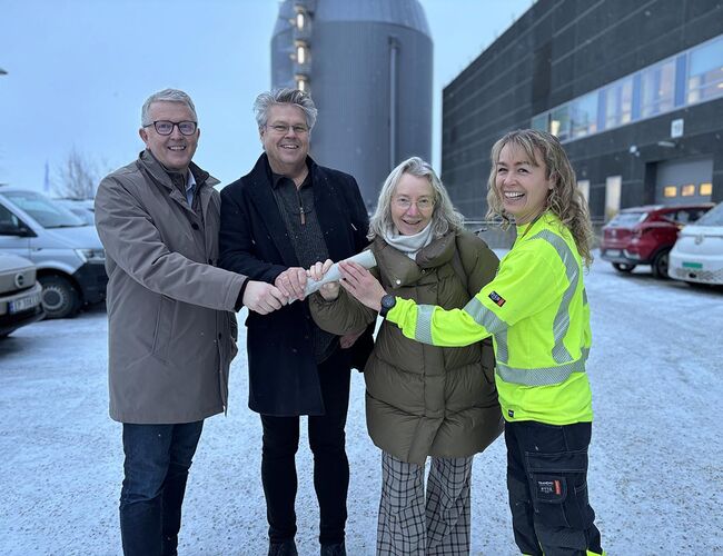 Stafettpinnen overleveres. Fra venstre: Bjørn Rosenberg, Bjørn Erik Jønsberg, Grethe Olsbye og Marit Storvik. Foto: Cathrine Lie, Eidsiva Stafettpinnen overleveres. Fra venstre: Bjørn Rosenberg, Bjørn Erik Jønsberg, Grethe Olsbye og Marit Storvik. Foto: Cathrine Lie, Eidsiva