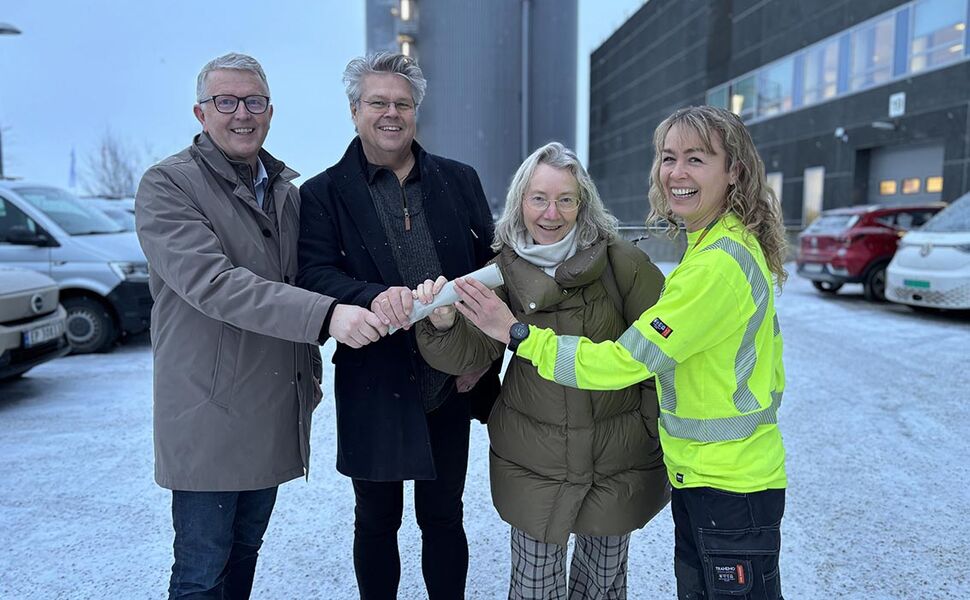 Stafettpinnen overleveres. Fra venstre: Bjørn Rosenberg, Bjørn Erik Jønsberg, Grethe Olsbye og Marit Storvik. Foto: Cathrine Lie, Eidsiva