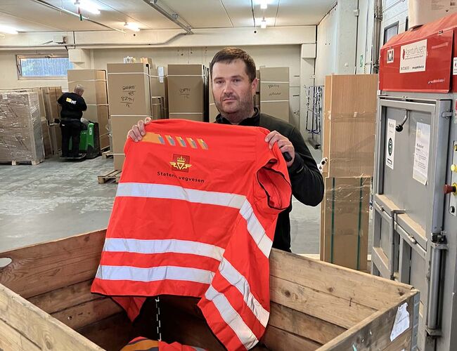 Ubrukt arbeidstøy har tidligere blitt sendt til forbrenning. 10 tonn arbeidstøy er samlet inn av Michal Wajdeczko og kollegene i Statens vegvesen og blir nå til bordplater. Foto: Even Ekeli Ubrukt arbeidstøy har tidligere blitt sendt til forbrenning. 10 tonn arbeidstøy er samlet inn av Michal Wajdeczko og kollegene i Statens vegvesen og blir nå til bordplater. Foto: Even Ekeli