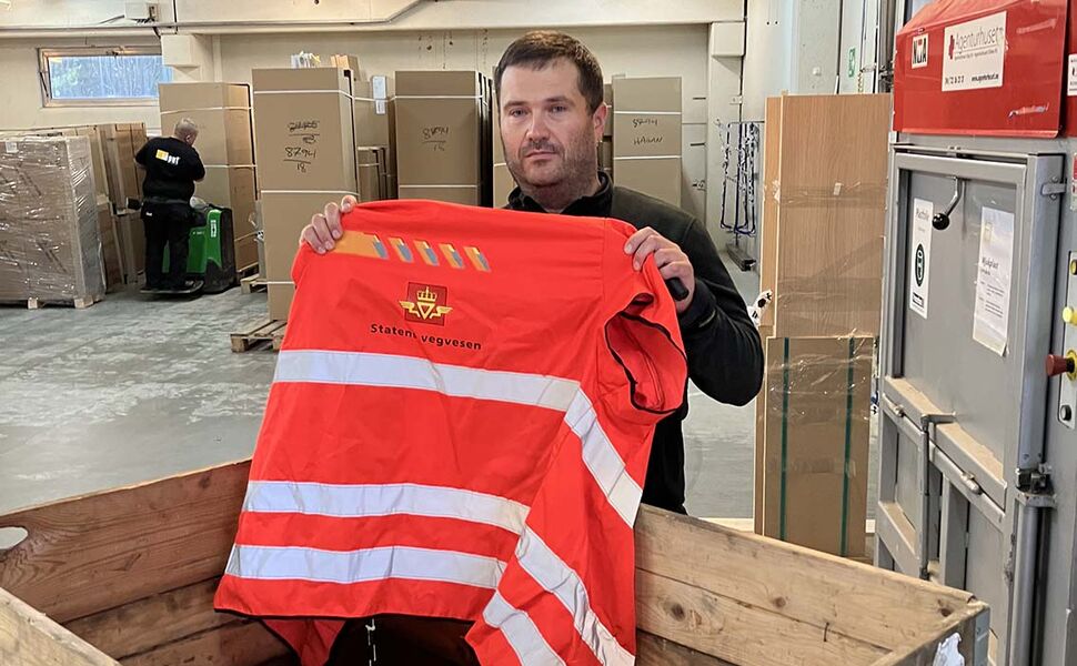 Ubrukt arbeidstøy har tidligere blitt sendt til forbrenning. 10 tonn arbeidstøy er samlet inn av Michal Wajdeczko og kollegene i Statens vegvesen og blir nå til bordplater. Foto: Even Ekeli