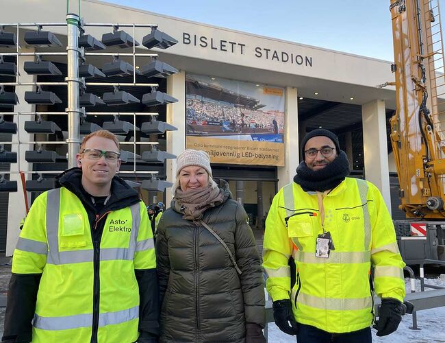 Prosjektleder Daniel Aasen i ASTO Elektro, direktør Eli Grimsby i Oslobygg KF og prosjektleder Ali Joiya i Oslobygg KF utenfor byggeplass. Foto: Oslobygg KF