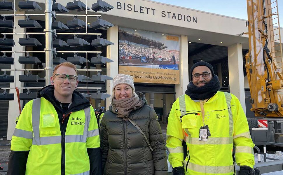 Prosjektleder Daniel Aasen i ASTO Elektro, direktør Eli Grimsby i Oslobygg KF og prosjektleder Ali Joiya i Oslobygg KF utenfor byggeplass. Foto: Oslobygg KF Prosjektleder Daniel Aasen i ASTO Elektro, direktør Eli Grimsby i Oslobygg KF og prosjektleder Ali Joiya i Oslobygg KF utenfor byggeplass. Foto: Oslobygg KF