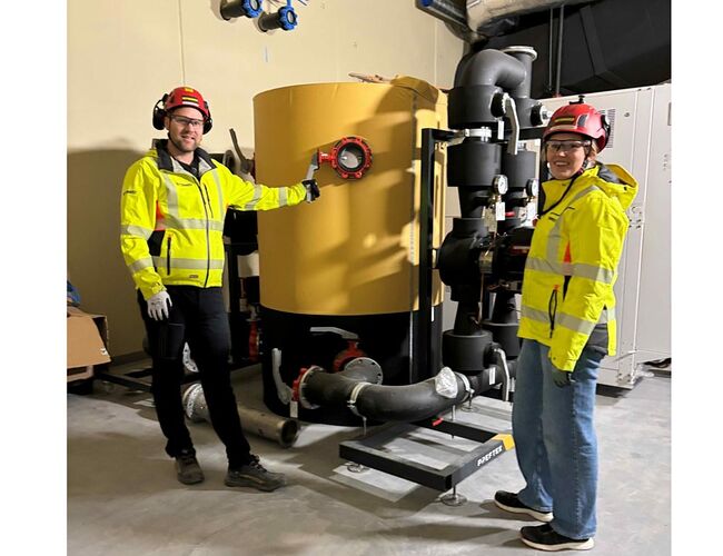 Prosjektleder Rune Furseth og prosjektingeniør Sara Horghagen foran en av de prefabrikkerte komponentene til energisentralen. Foto: Betonmast