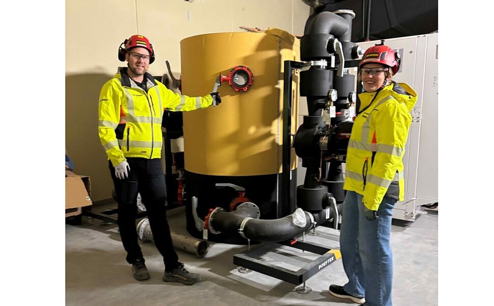 Prosjektleder Rune Furseth og prosjektingeniør Sara Horghagen foran en av de prefabrikkerte komponentene til energisentralen. Foto: Betonmast