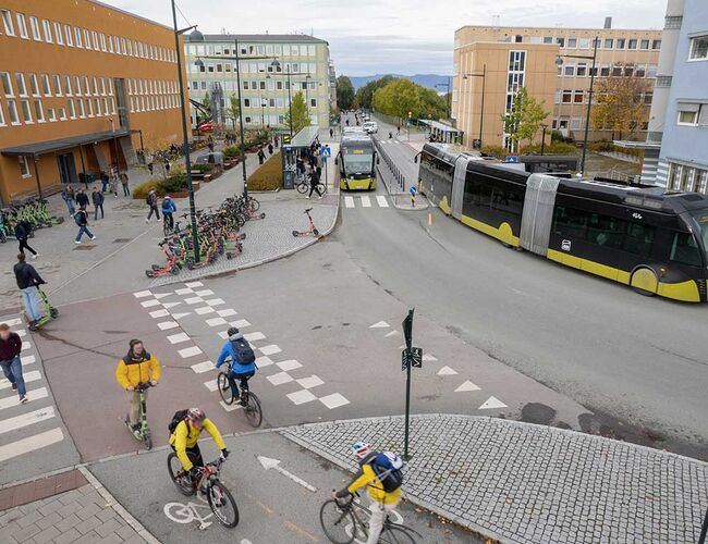 Lavere utslipp av klimagasser fra veitrafikken i 2024: Flere kjører elbil og bioinnblandingen i drivstoffet har økt. Trondheim var en av kommunene som reduserte klimagassutslippene. Bilde fra Gløshaugen i Trondheim. Foto: John Arne H. Tømmervold, Trondheim kommune