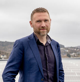 – Med dagens energipolitikk går vi dessverre baklengs inn i framtiden, sier daglig leder Søren Møller Maretti i Solcellekraft AS. Foto: Solcellekraft – Med dagens energipolitikk går vi dessverre baklengs inn i framtiden, sier daglig leder Søren Møller Maretti i Solcellekraft AS. Foto: Solcellekraft