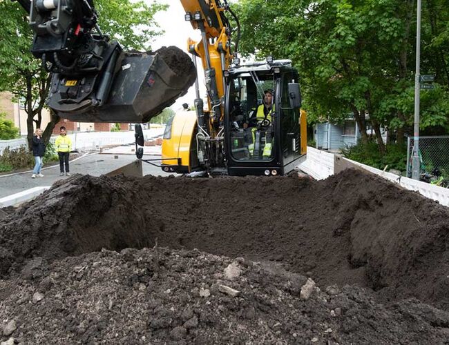 På Oppsal tester Oslo kommune lagring av biokull i blomsterbed. Foto: KlimaOslo På Oppsal tester Oslo kommune lagring av biokull i blomsterbed. Foto: KlimaOslo