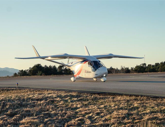 Det elektriske flyet som har flydd testrute mellom Stavanger og Bergen, her på besøk i Florø 22. januar. Foto: Øystein Løwer/Avinor