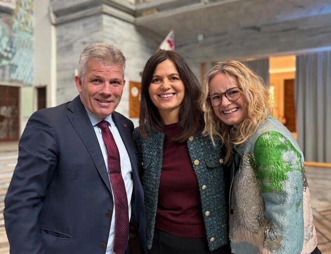 Fra. venstre: Kommunal- og distriktsminister Bjørnar Skjæran, adm.dir. Nina Sollie og næringspolitisk direktør Guro Hauge, begge fra NHO Byggenæringen. Foto: NHO Byggenæringen