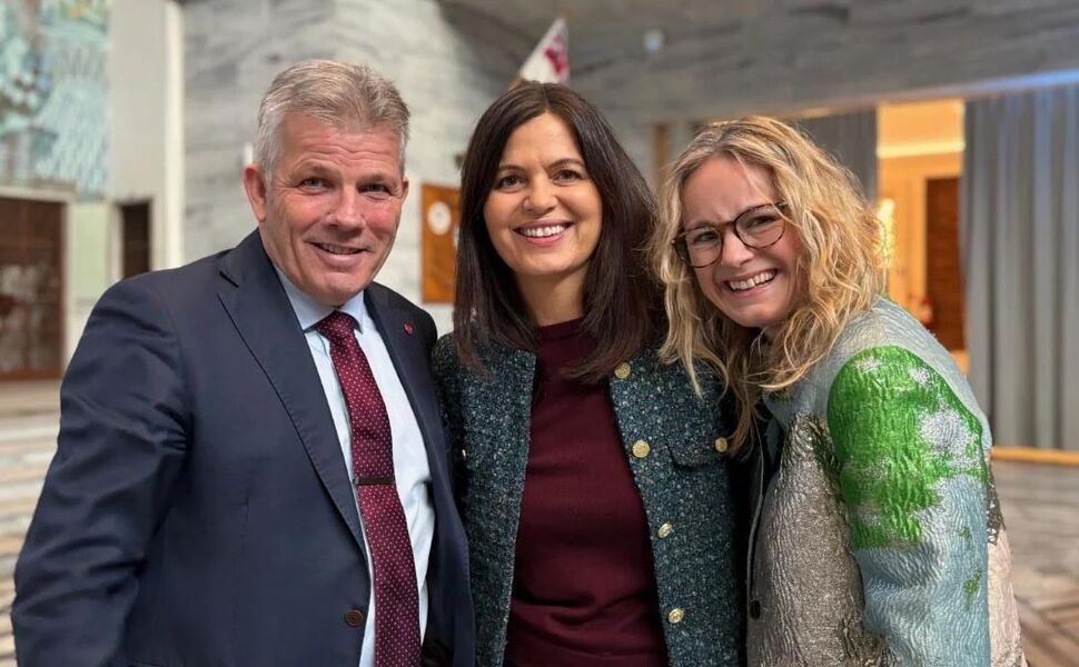 Fra. venstre: Kommunal- og distriktsminister Bjørnar Skjæran, adm.dir. Nina Sollie og næringspolitisk direktør Guro Hauge, begge fra NHO Byggenæringen. Foto: NHO Byggenæringen