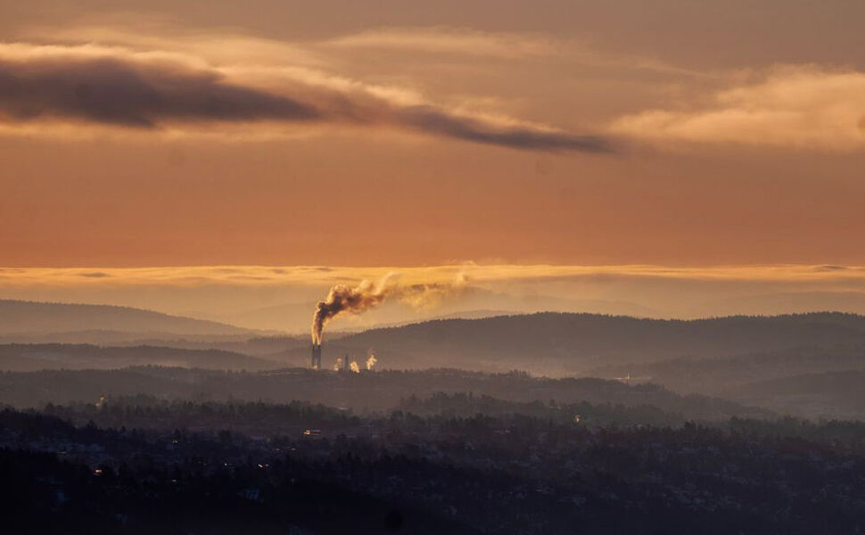 Det er mulig med store kutt i utslipp av klimagasser i Norge mot 2050. Miljødirektoratet er tydelige på at virkemidler må raskt på plass. Bilde av anlegget for avfallsbehandling på Klemetsrud i Oslo, som er en del av prosjektet Langskip for fangst, transport og lagring av CO2 i Norge. Foto: Ole Berg-Rusten/NTB.