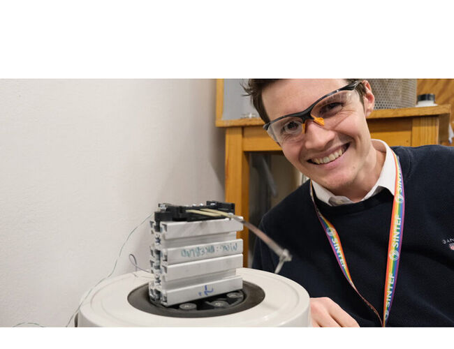 Fanger vibrasjoner. Forsker Nikolai Helth Gaukås og kollegene på SINTEF mener denne energien kan brukes der det ellers ikke finnes strøm. Foto: Emma Sæther